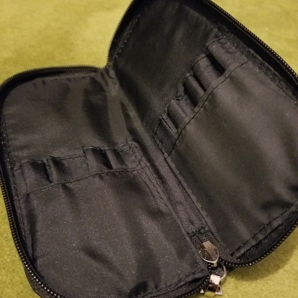 SOLD-BOBBI BROWN Makeup Brushes w/Pouch - Picture 5 of 5